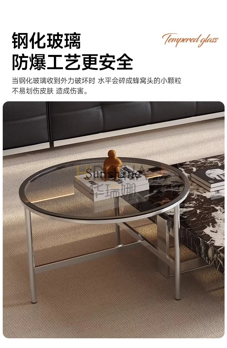 غرفة معيشة إيطالية بسيطة، بولغاري، بلاطة صخرية سوداء، طاولة قهوة مربعة، مجموعة منزلية صغيرة