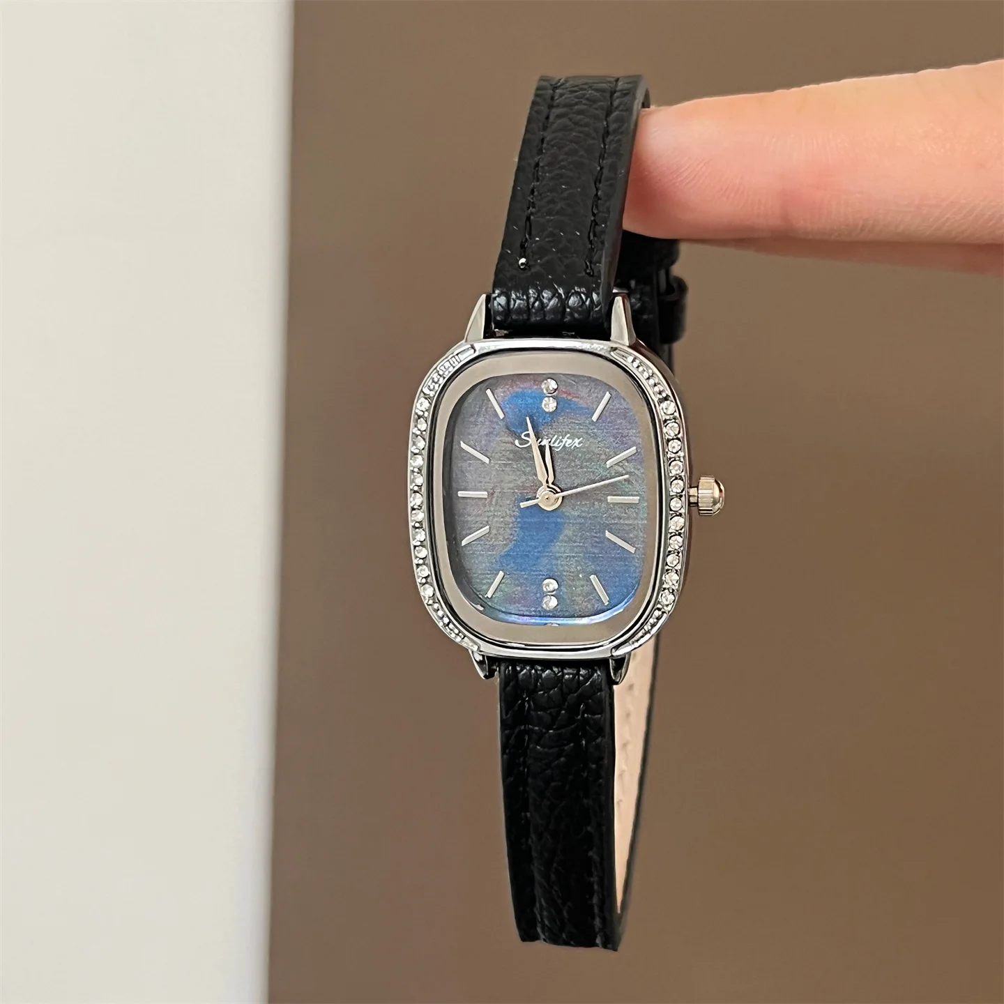 

New Exquisite Light Luxury HighEnd Fashion Women'S Watch With Retro Minimalist Leather Strap HighValue 2026 New Model Wristwatch