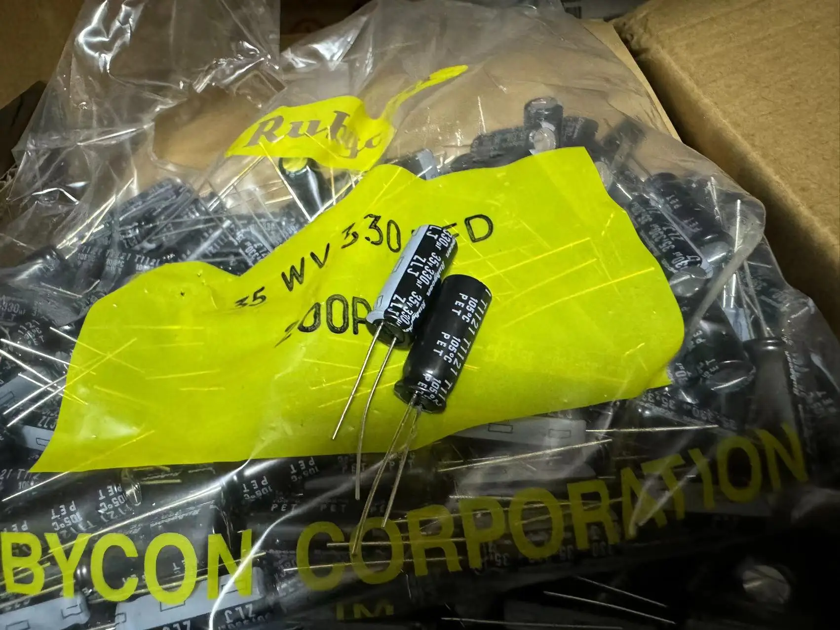 

2026 Takefast НОВЫЙ 35V330UF ZLJ Оригинальный алюминиевый электролитический конденсатор Rubycon 8X20 35ZLJ330M