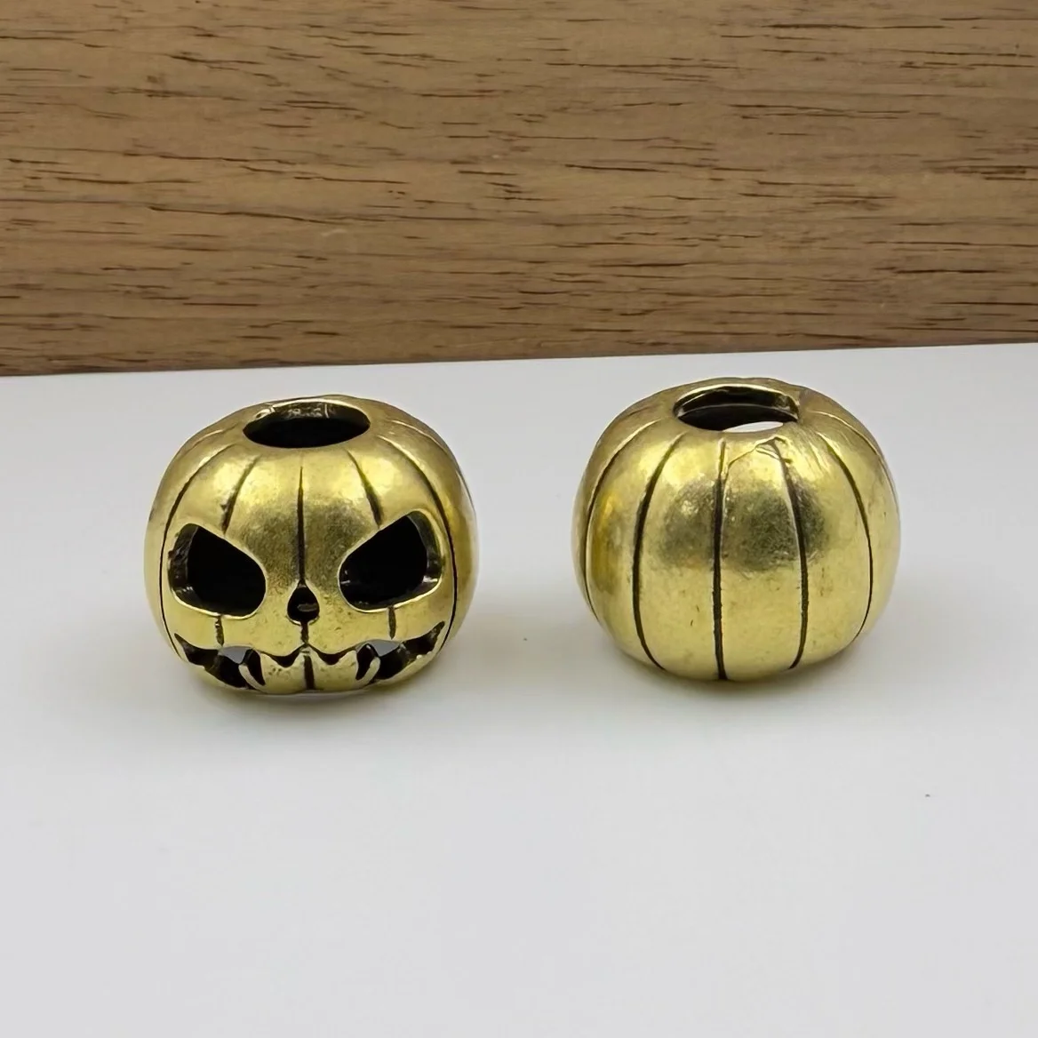 

Brass Vintage Small Pumpkin Knife Pendant Outdoor EDC Umbrella Rope Pendant Halloween Prank DIY Accessories Pendant