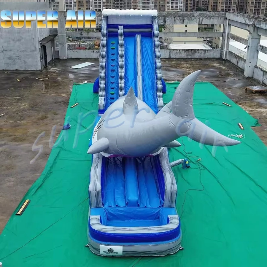 Commerciële op maat gemaakte opblaasbare glijbaan voor waterpark met haaienmodeldecoratie voor beurs
