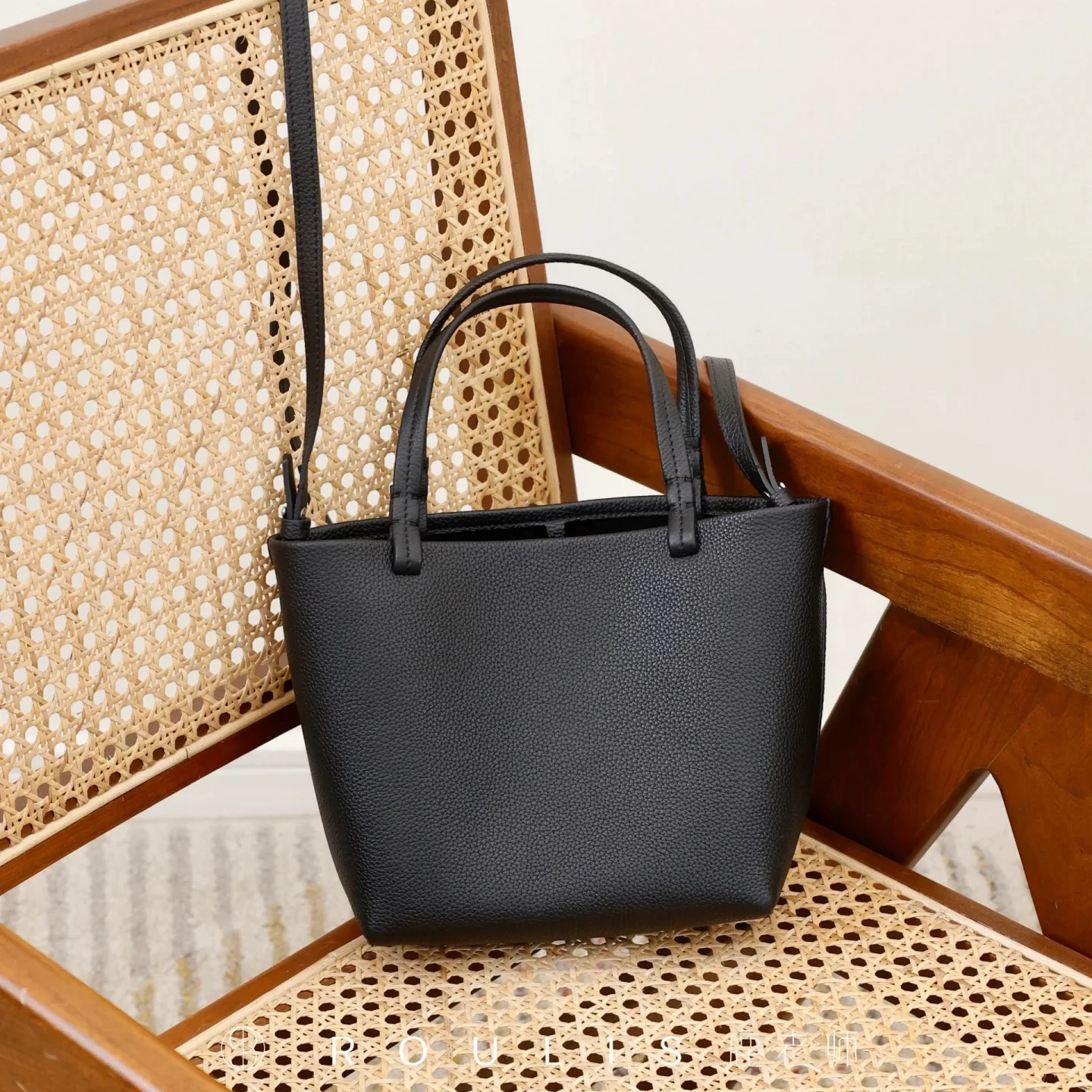 

Top layer cowhide simple bucket bag 2025 new niche design one-shoulder crossbody bag fashionable women's commuting handbag