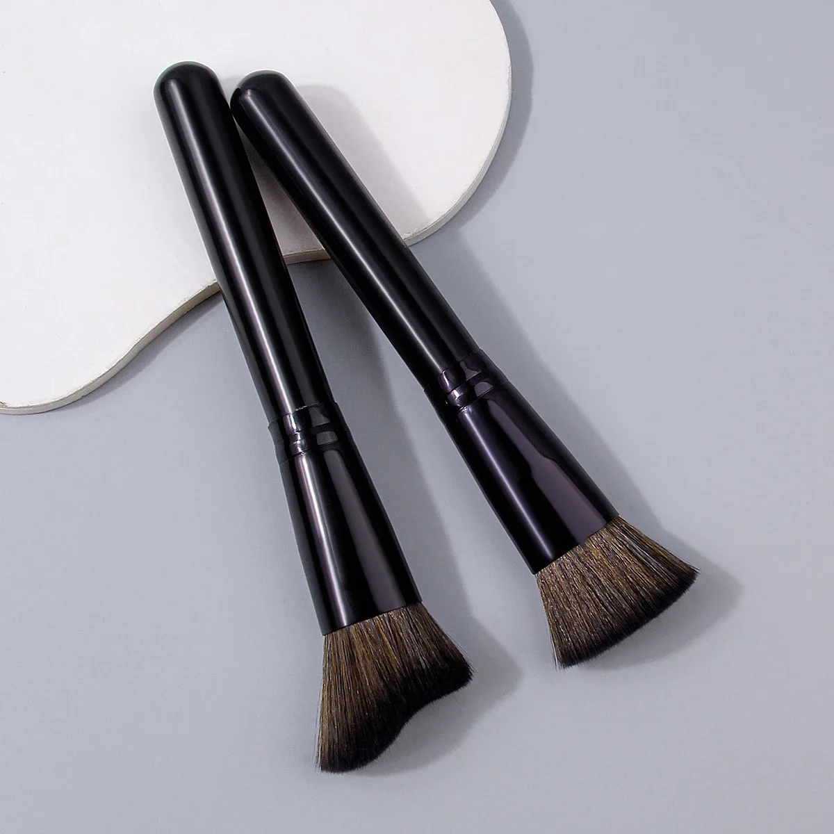 Cabeça de escova de cabeça plana de formato irregular, pó de blush de contorno macio, ferramenta de pincel de maquiagem facial portátil multiuso 2 peças