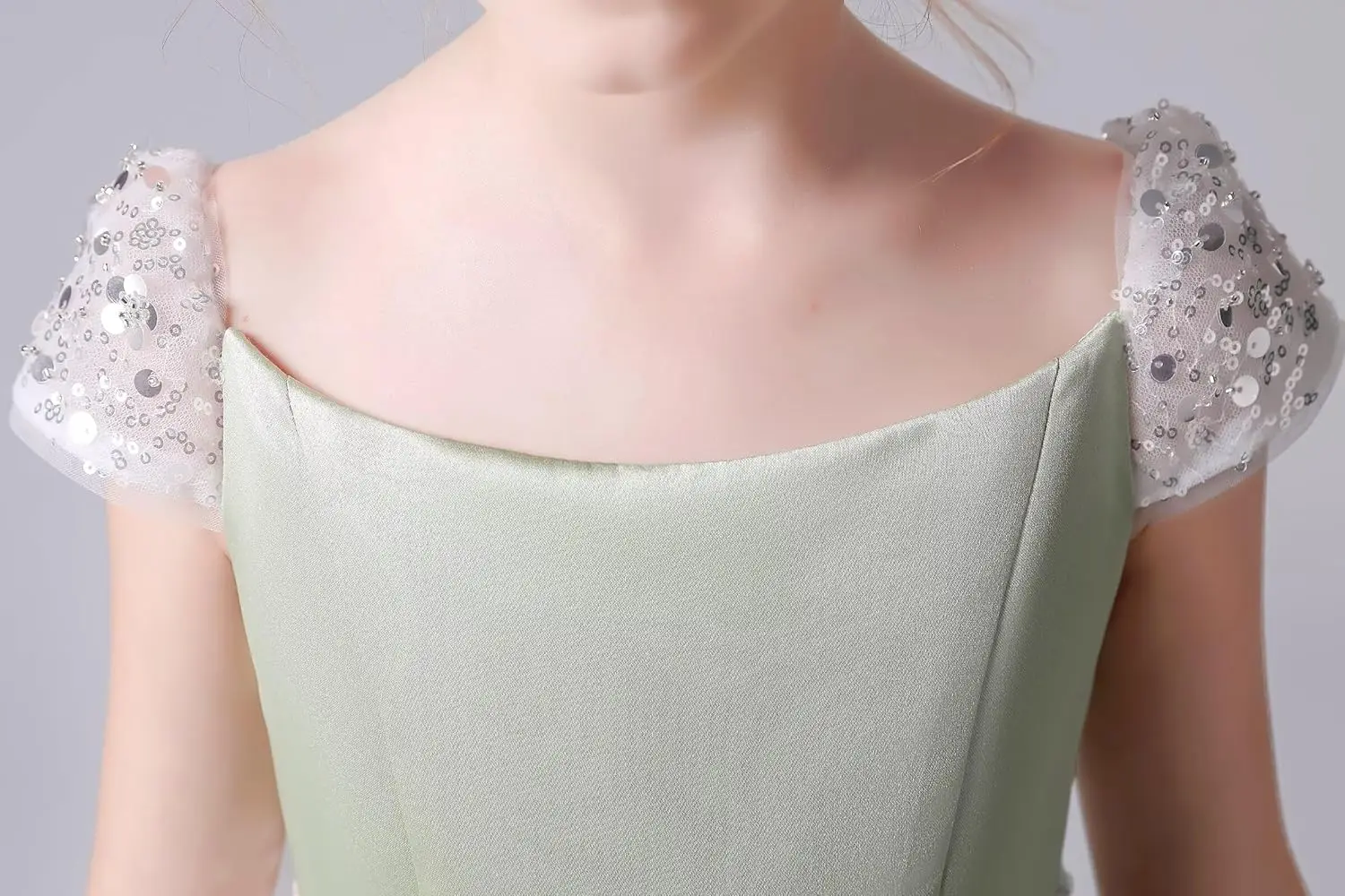 فستان بناتي موديل 2025 بحزام ترتر أبيض وأكمام قصيرة وأربطة من الخلف طويل رسمي من الساتان ورقبة سكوب