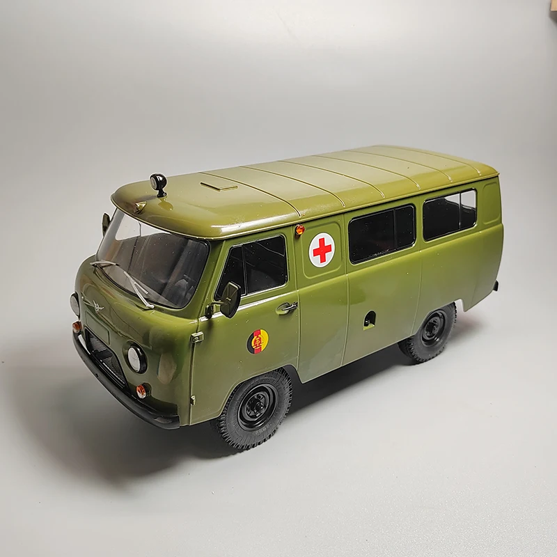 

1:18 Scale Diecast Alloy East German UAZ-452 Military Ambulance Van Toys Cars Model Classics Adult Souvenir Gifts Static Display