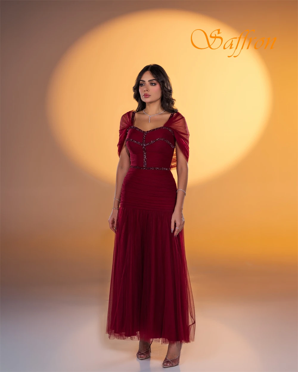 カスタマイズされたエレガントなスパゲッティストラップのイブニングドレスと気質オーガンザの特別な日のドレスとクラシックなビーズのプロムドレス