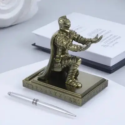 

Retro Soldier Pen Holder Resin Armored Knight Pencil Holder Desk Organizer Medieval Warrior Statue Unique Office Gadget