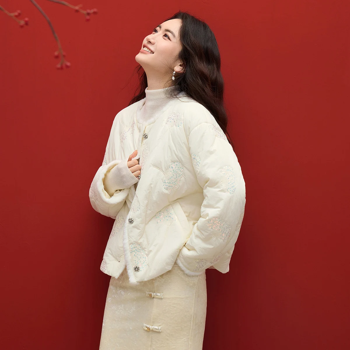 SENTUBILA Elegancki płaszcz damski 2025 Zima Nowy pluszowy brzeg z cekinami, haftowane parki, perłowe guziki, odzież wierzchnia damska 154MI4052