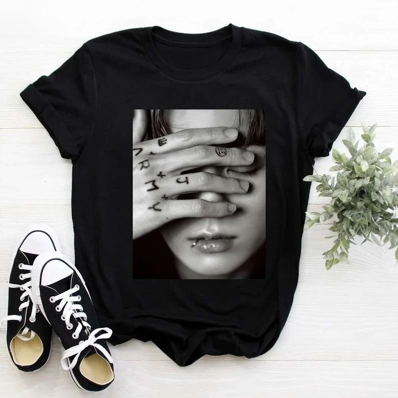 

Jungkook Covering Eyes Graphic Printing Summer Luxury Brand Cotton Men's and Women's T-Shirts Short Sleeves Street Fashion
