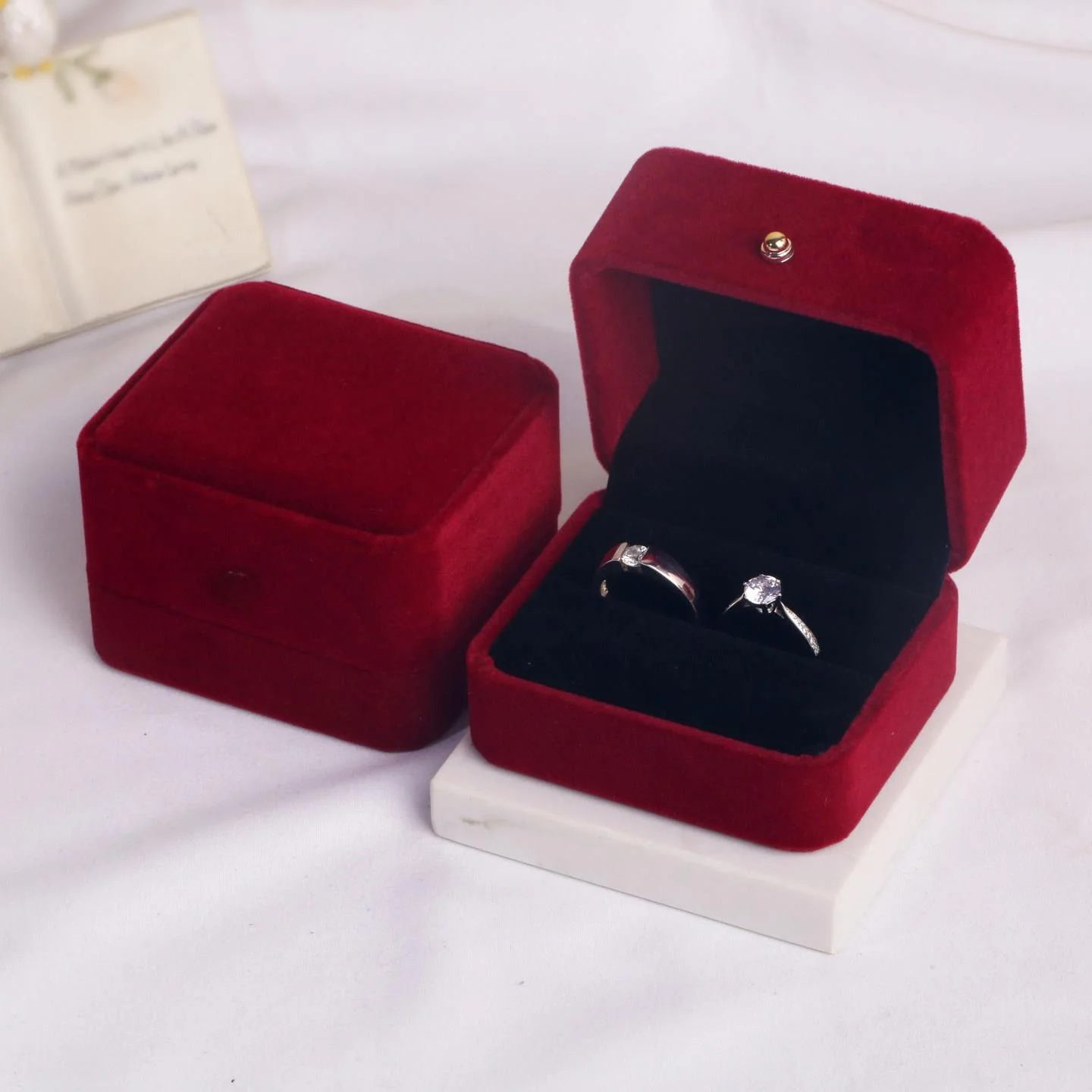 エレガントなベルベットリングボックス赤いウェディングジュエリーボックスヨーロッパスタイルの婚約指輪と結婚指輪用のペアリング収納ケース