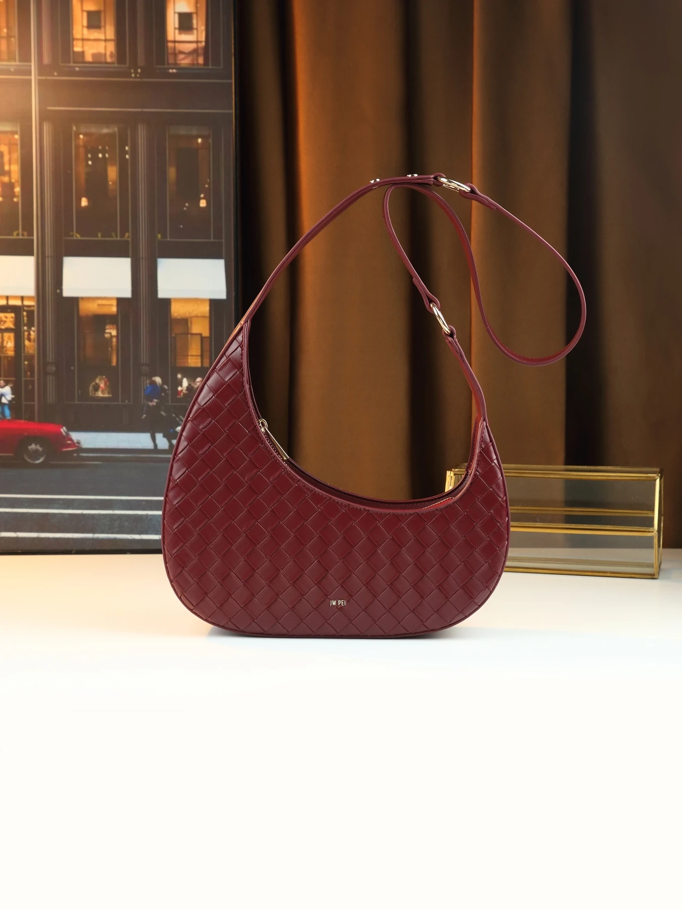 

Fashion personalized woven shoulder bag, armpit bag, special style design women's bag, versatile woven crescent shoulder