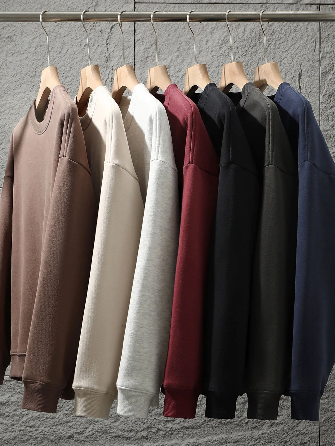 

Мужская утепленная флисовая толстовка с круглым вырезом, из теплой ткани с кожаными элементами, базовая, универсальная, с длинными рукавами, повседневная, уютная.