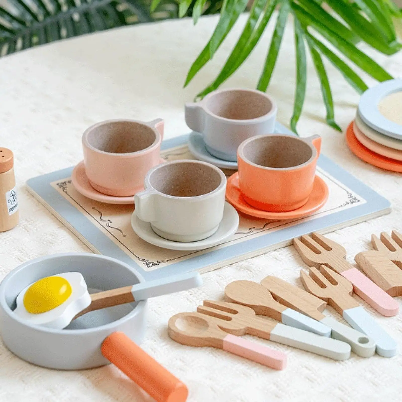 I bambini fingono di giocare a un set da gioco da cucina per decorazioni paesaggistiche, artigianato artigianale