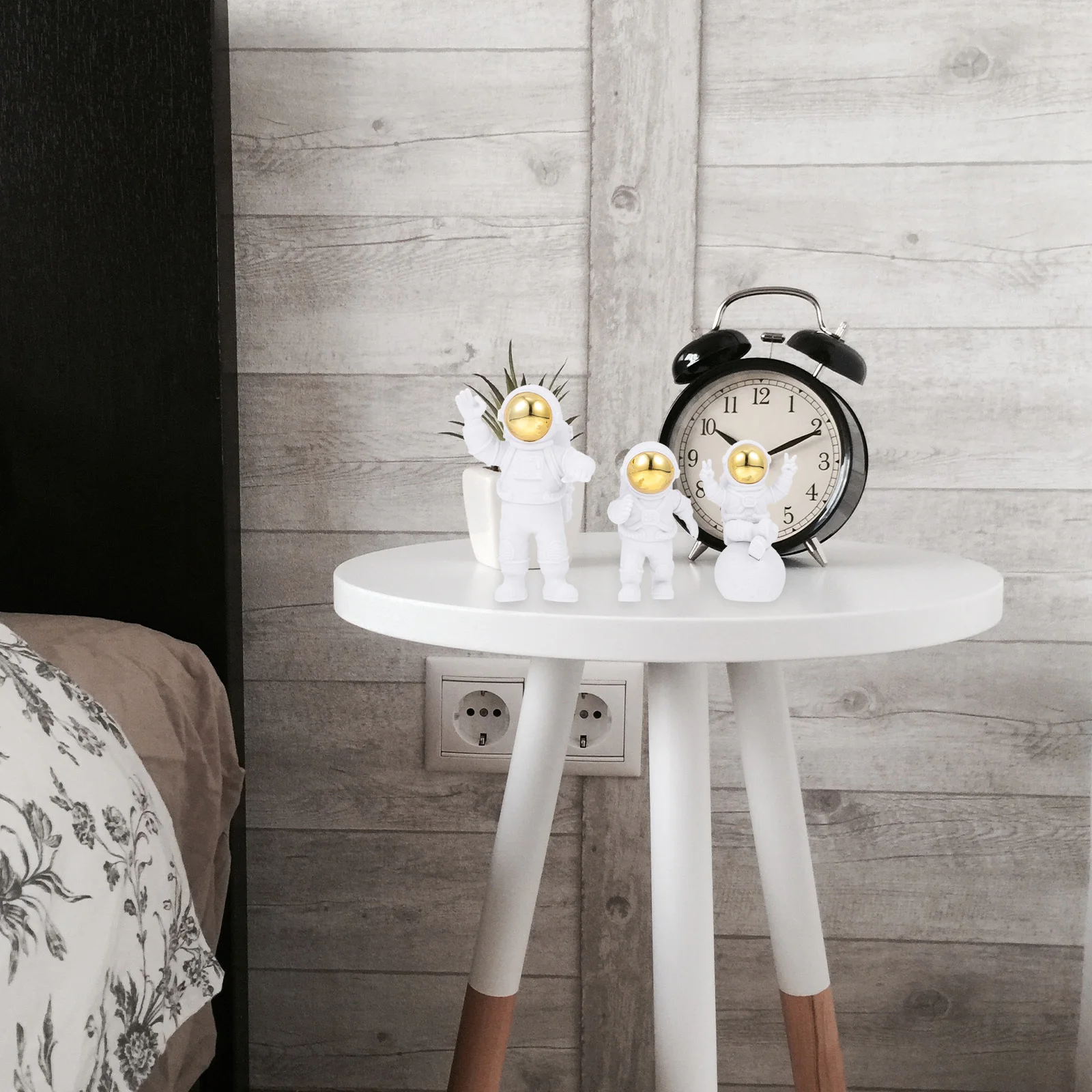 

3Pcs Creative Resin Astronaut Decor Indoor Desktop Resin Craft Space Ornament Unique Spaceman Scene Decoration