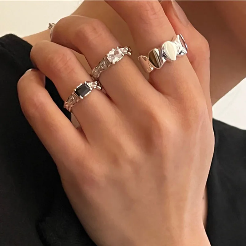 

Кольцо с черным цирконом неправильной формы, в стиле инс, для женщин, в холодном стиле, с необычной текстурой.