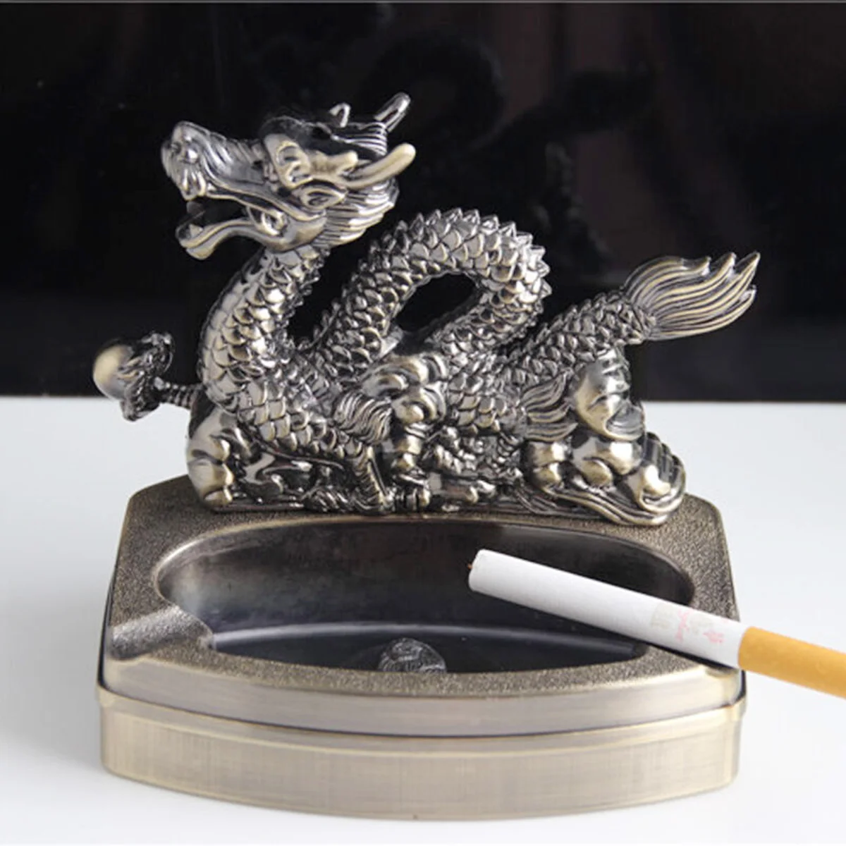 

Metal Ashtray Home nament Desktop Decoration Vintage Cigarette Holder Tobacco Jar Artistic Design Premium Material Unique
