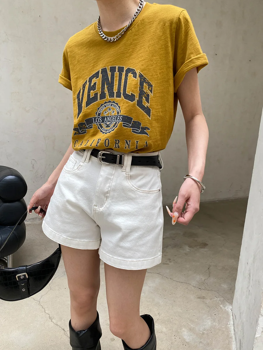 Sommerliche Damen-Casual-Shorts aus Denim in einfarbigem Design mit weitem Bein und A-Linie, figurschmeichelnd und als Hotpants geeignet. – Detail 19