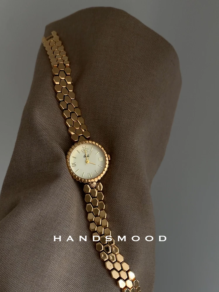 ساعة نسائية أنيقة بحزام على شكل قرص العسل، تصميم أنيق وفاخر ومتطور. مجموعة راقية من الساعات النسائية. #4