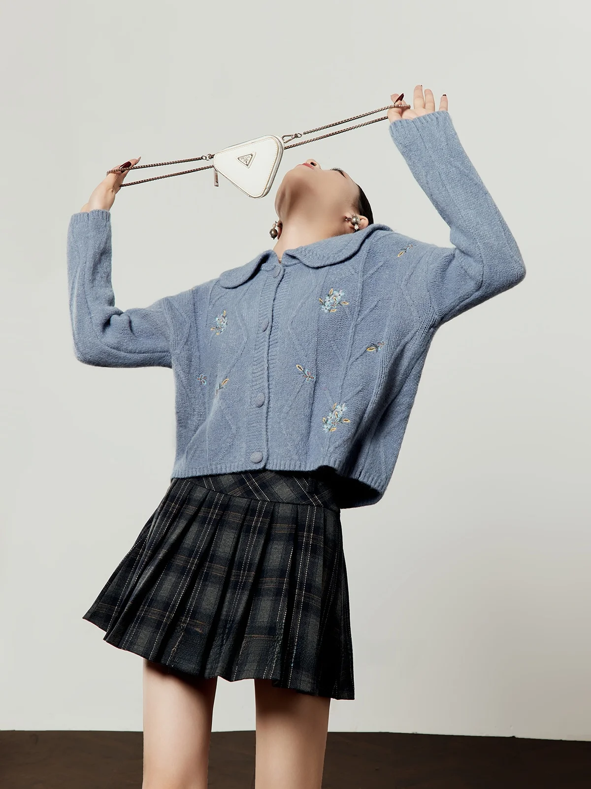 

Синий вязаный свитер с вышивкой для женщин, винтажный, с отложным воротником, универсальный, в стиле ретро, с цветочным узором, кардиган от Zhou...