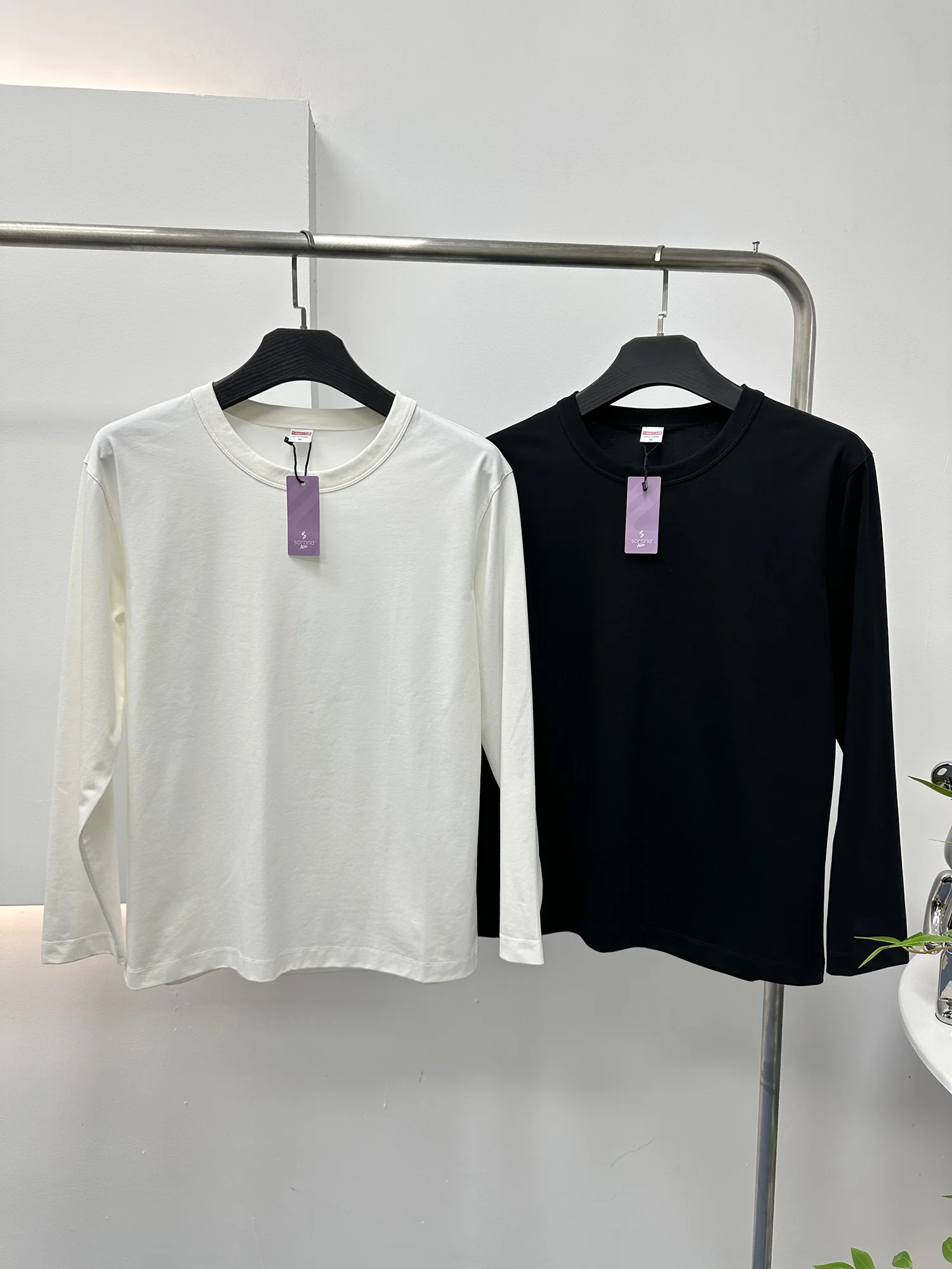 Sorona Fiber Long Sleeve Basic round Neck T-Shirt Unisex Comfortable Underwear in Black And White Colors for Autumn Season