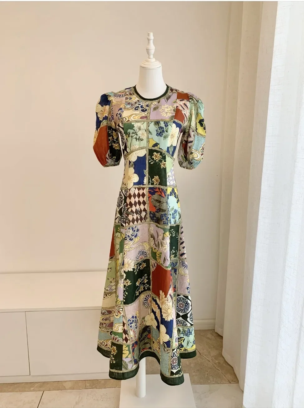 Robe mi-longue en lin à manches courtes et col rond imprimé artistique pour femmes