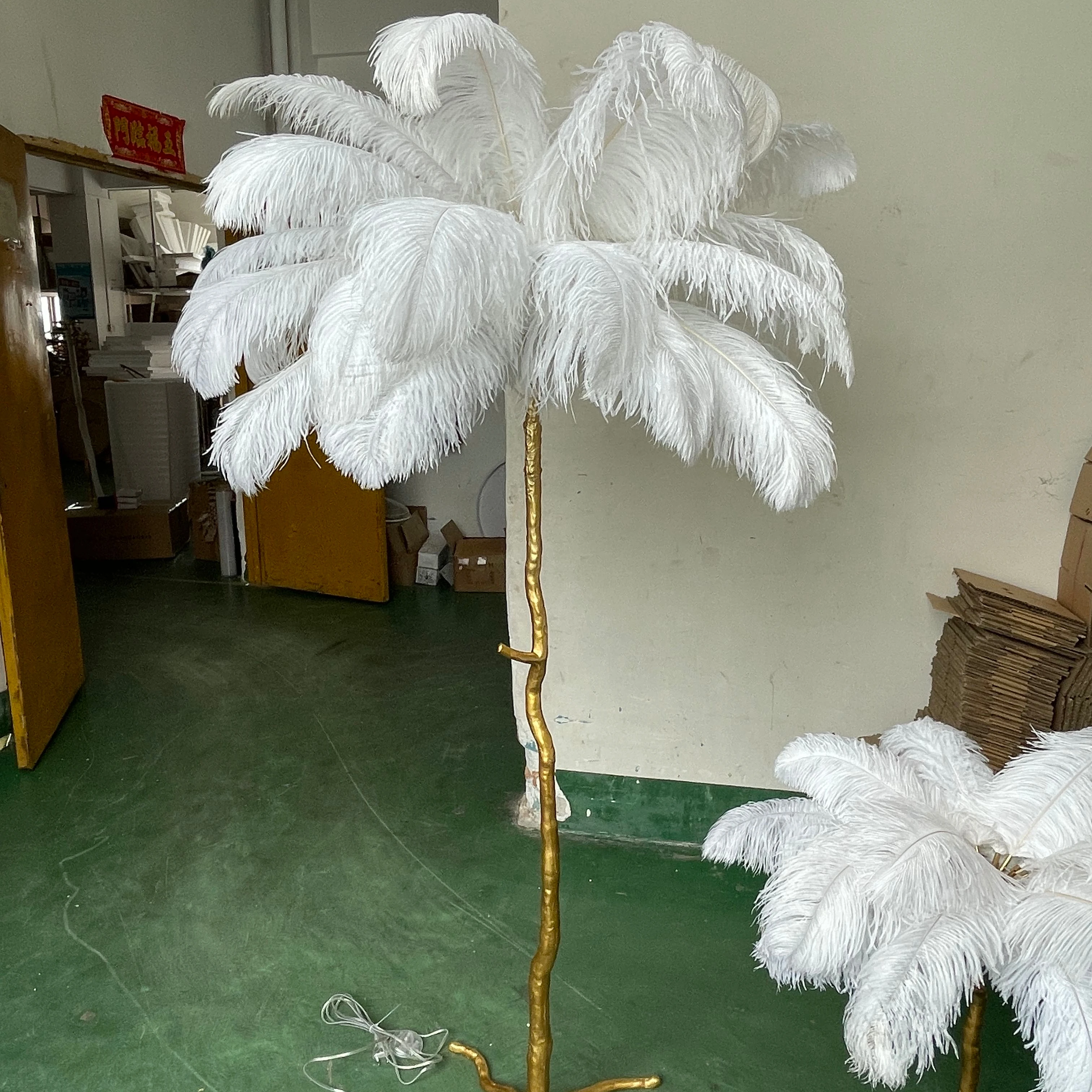 Meerosee Ostrich Feather Palm Tree Floor Lamp White/Blue/Pink Luxury Brass Copper Standard Lamp Floor Lamp MD92780