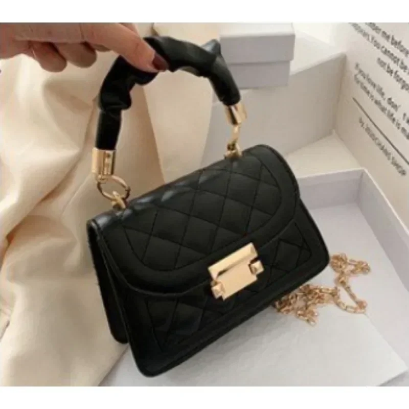 Ladies' single-shoulder bags are popular, versatile bags, and fashionable chain crossbody hand-carry small square bags