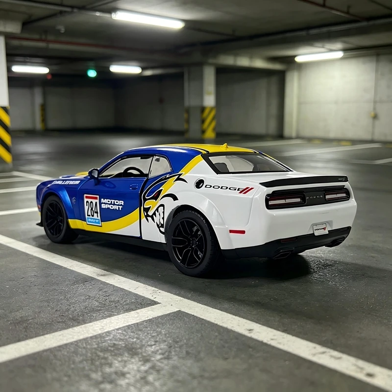 

CCA 1:24 Simulation Dodge Challenger SRT Hellcat Wide Body Racing Edition Alloy Car Model Ornament Collection Door can be opened