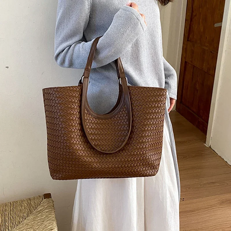Koreanische Rattan-Geflecht-Umhängetasche, Große Kapazität Damen-Tragetasche, Sommerliche Lässige Einfache Urlaubs-Strand-Pendler-Handtasche – Detail 10