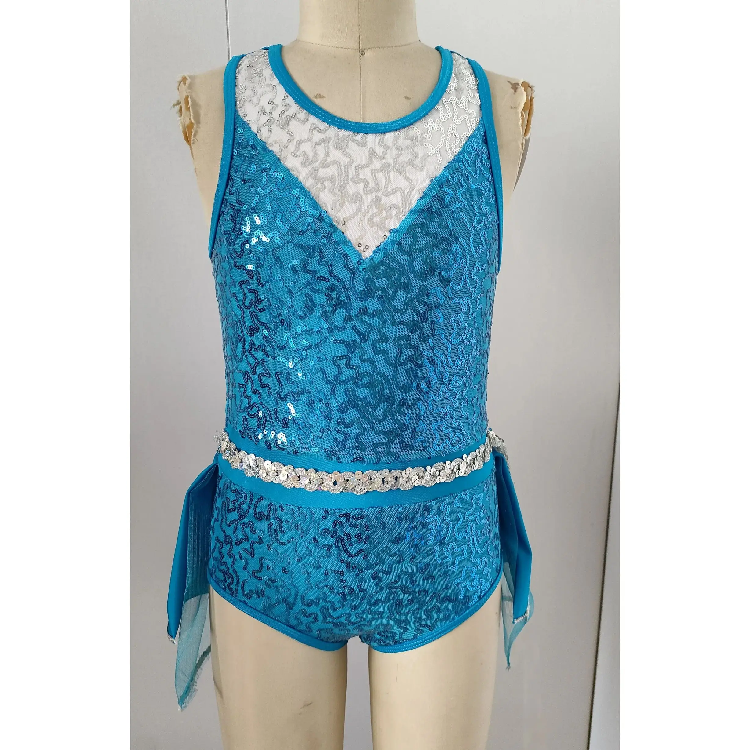 

Настройте профессиональные джазовые костюмы для латинских танцев в любой цветной юбке с перьями и блестками.