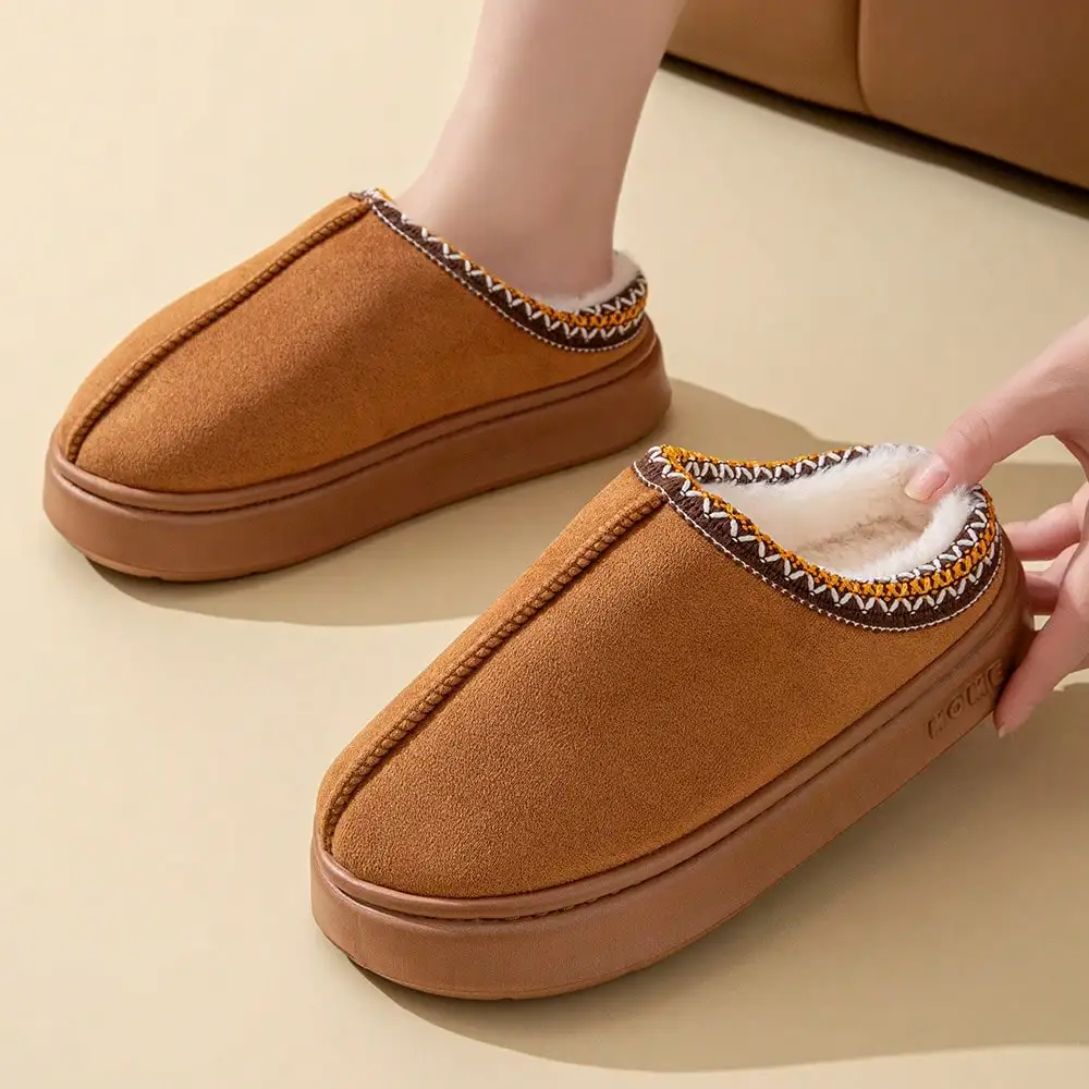 A Pair Of New Winter Casual, Cute And Sweet Style Women's Slippers With Added Fleece And Thickening, Comfortable, Soft And Warm Inner Shoes, And Large-Sized Indoor Silent And Anti-Slip Men's Slippers For Couples