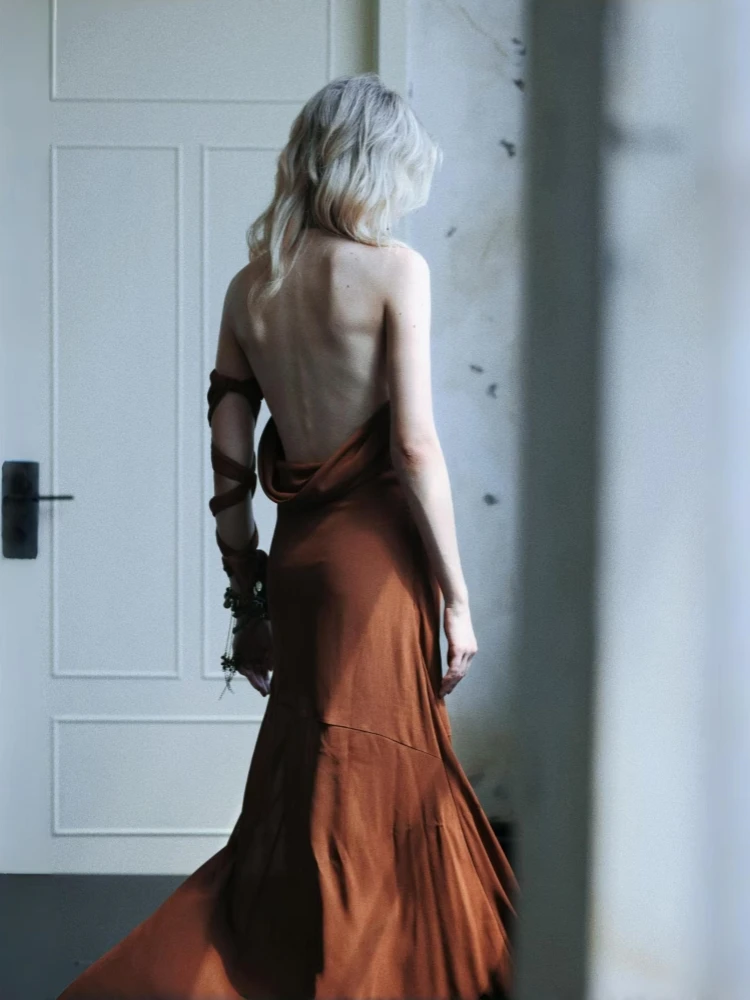 Nicho designer de alta qualidade errante vento nu volta camada resíduos solo sentimento caramelo balanço colarinho estilingue vestido