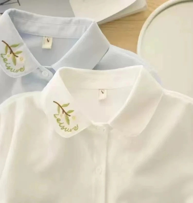 

Свободная вышитая цветочная буква Long Sve Non-Fce Белая хлопковая основа irt Корейский воротник с пуговицами