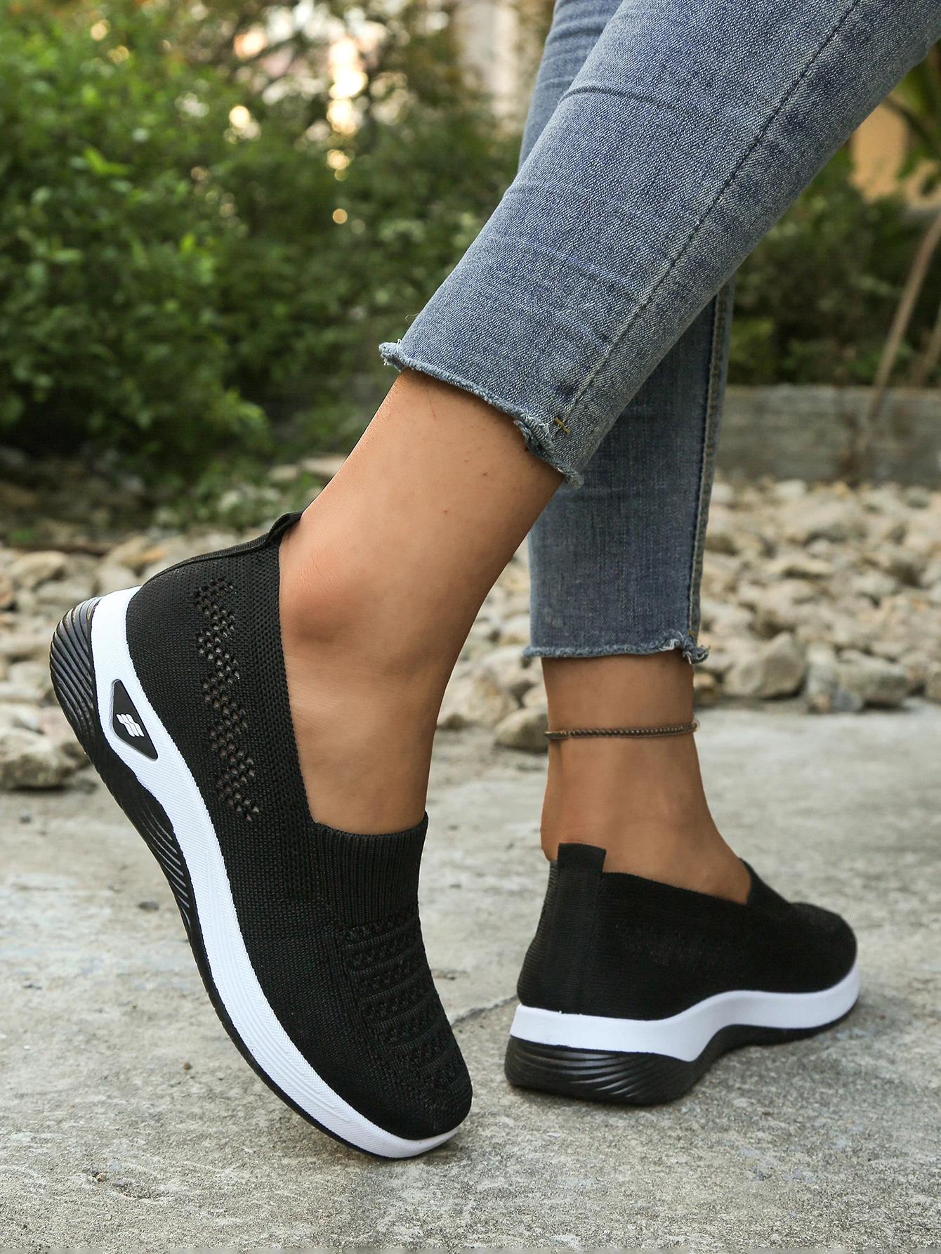2026 Sommer Damen Leichte Bequeme Atmungsaktive Lässige Ausgehöhlte Slip-On Wanderschuhe – Detail 13