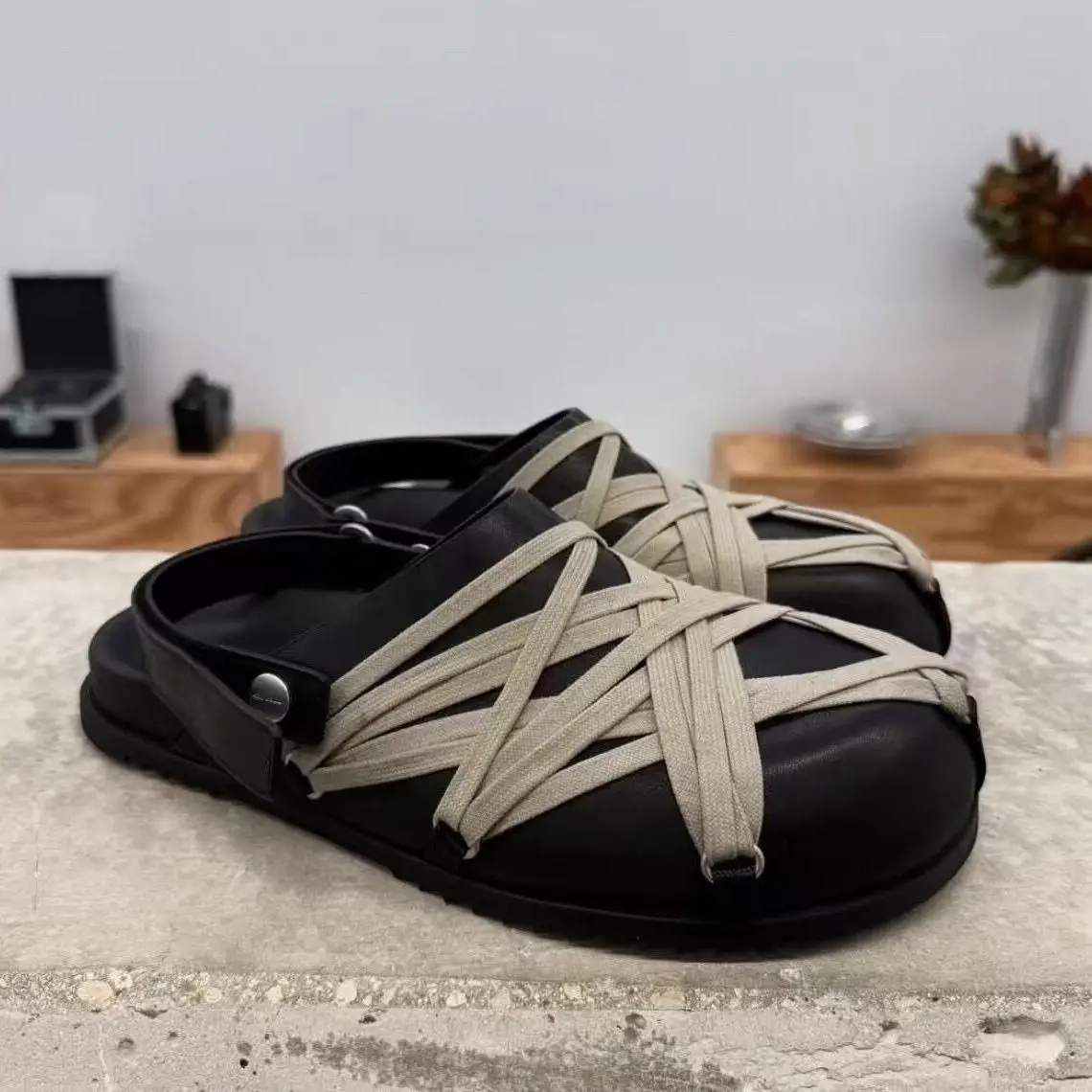 

Новинка 2025, мужские летние дышащие сандалии без шнуровки, повседневные тапочки Thi Bot, уличная одежда, ленивый одноступенчатый круглый носок, плоский каблук