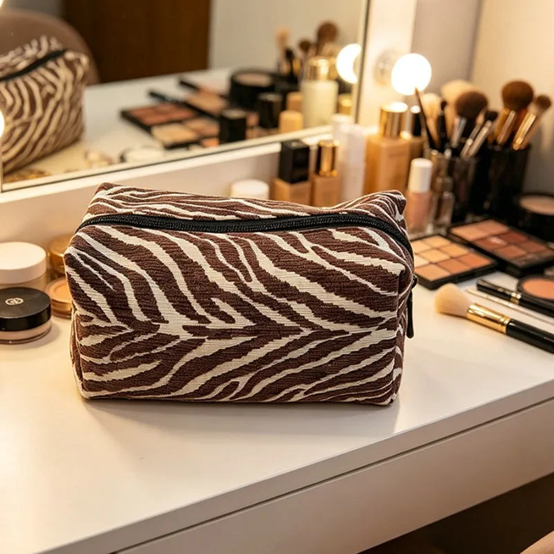 Toastförmige Kosmetiktasche mit Zebramuster aus Chenille, große Kapazität, tragbare Reise-Aufbewahrungstasche, ästhetisch ansprechende Make-up-Tasche – Detail 5