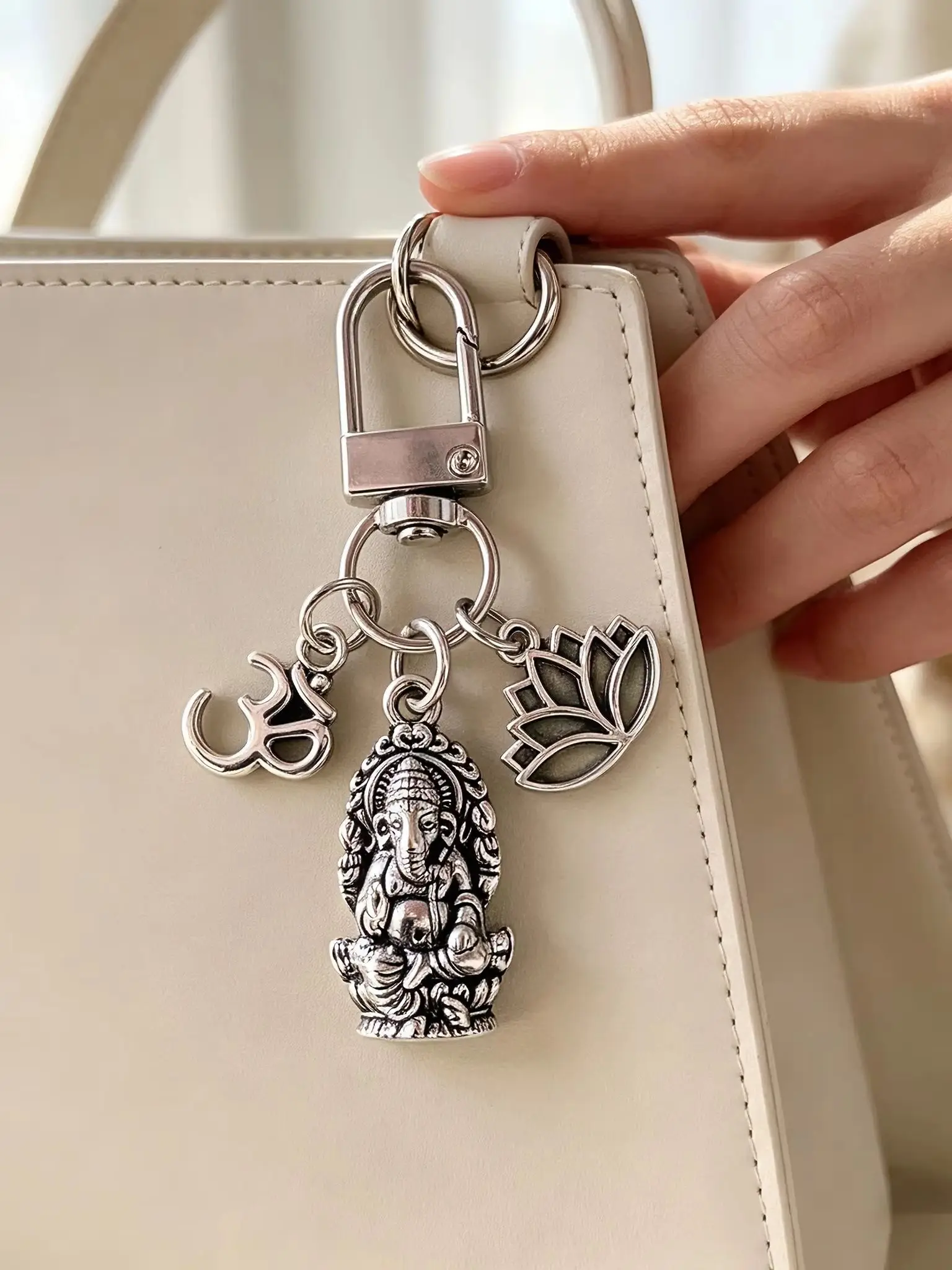 1/10 Stück Ganesha OM Lotus Metall-Schlüsselanhänger, religiöser Amulett-Taschenanhänger, spiritueller Anhänger, Weihnachtsgeschenk – Detail 4