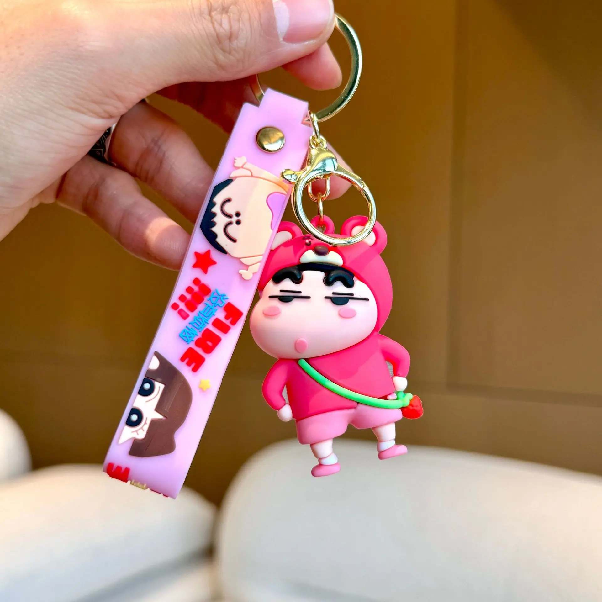 1PCS für Shin-Chan Schlüsselbund Cartoon Cross Dressing Schlüssel Schnalle Comic Peripherie Rucksack Transformation Geschenke Kind