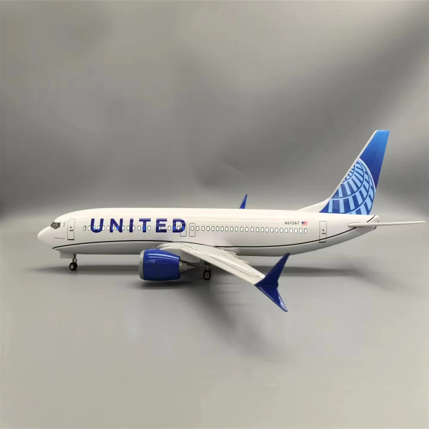 

48CM 1:85 Scale B737 B737-800 Model United Airline With Base Landing Gears Aircraft Resin Plane Model For Collection