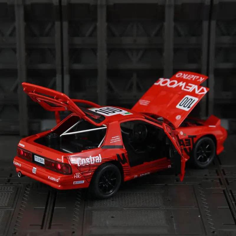 

Модель автомобиля из сплава 1:24 RX7 FC, переднее колесо можно turned. Двери и багажник капота можно открыть имеет звук и освещение.