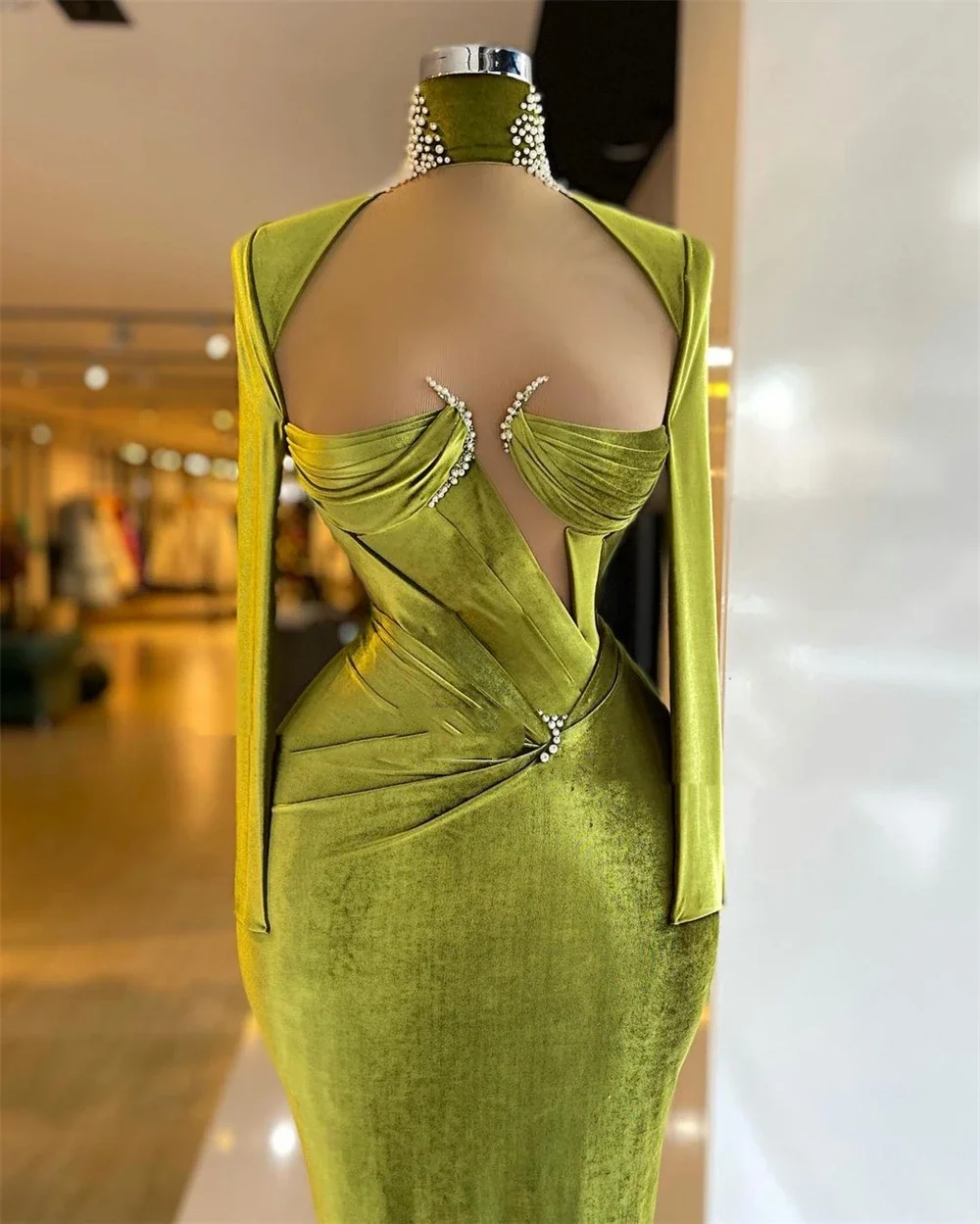 

Sexy green cocktail Evening gown with high neck and long sleeves and floor-length pleated crystal Mermaid velvet party dress