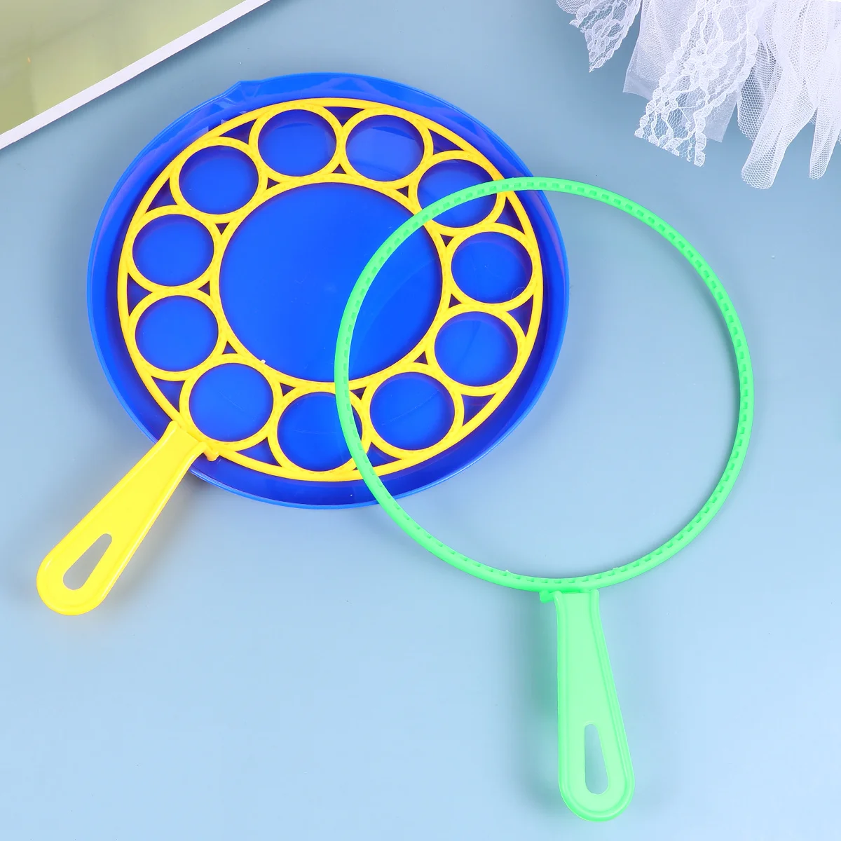 مجموعة منفاخ الفقاعات مكونة من 6 قطع، عصا فقاعات متعددة الأشكال للأطفال، متينة وخفيفة الوزن، هدية للعب في الهواء الطلق