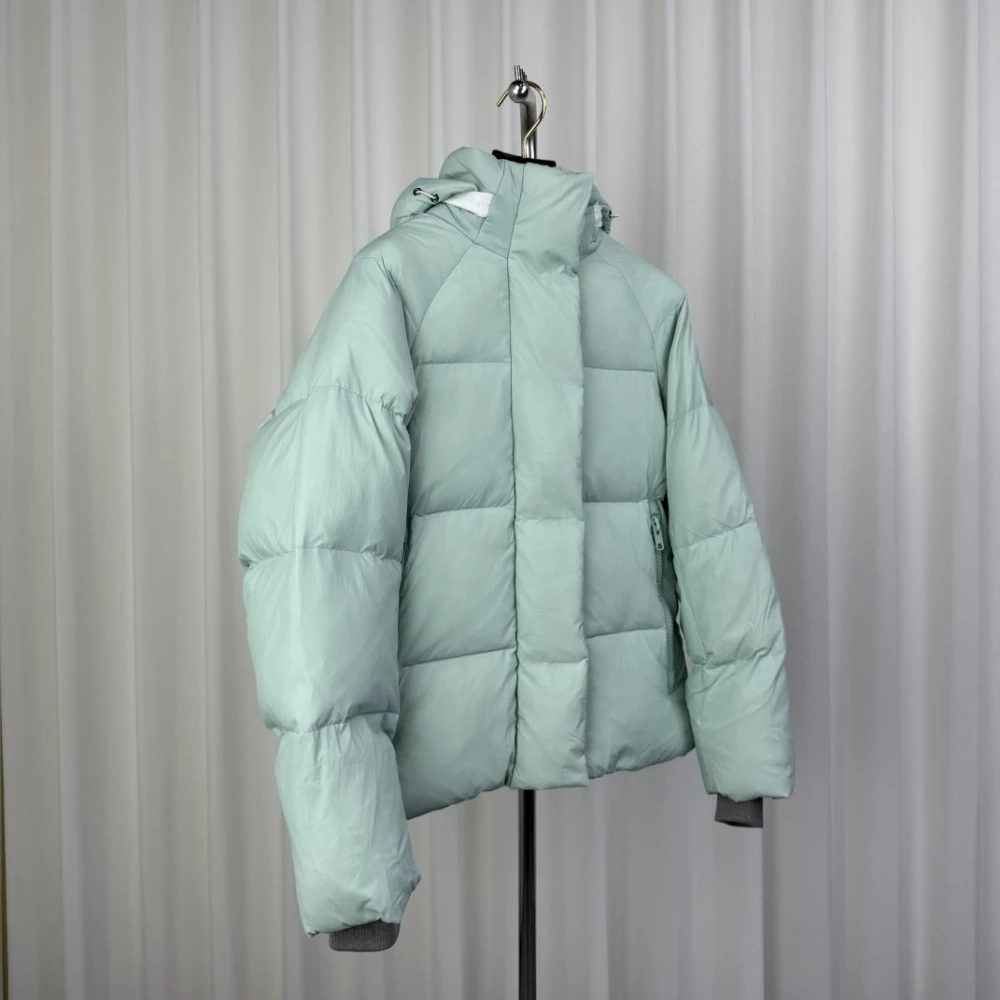 เสื้อแจ็คเก็ตดาวน์แบบลำลอง ดีไซน์หรูหราสำหรับผู้หญิง มีฮู้ดถอดได้ แบรนด์เนม แขนยาว อุ่นสบาย เสื้อโค้ทฤดูหนาว สไตล์ผู้หญิงสุดชิค เสื้อคลุมแฟชั่น 2025