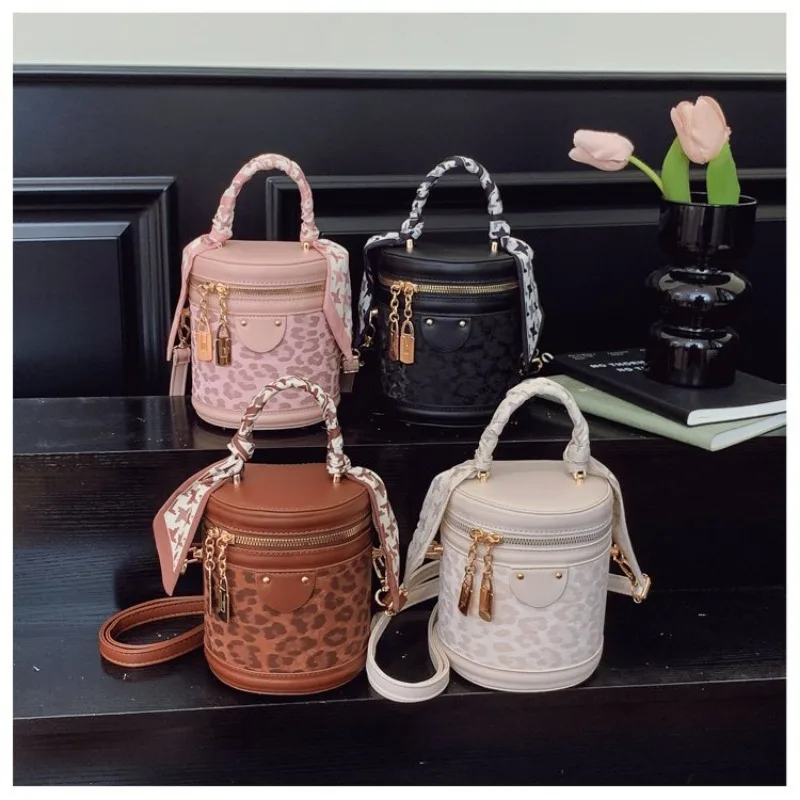 

Chic Glamorous Evening Bag High-End Dinner Party Luxury Gala Event Female Crossbody Exquisite Sleek Versatile Sophisticated Chic