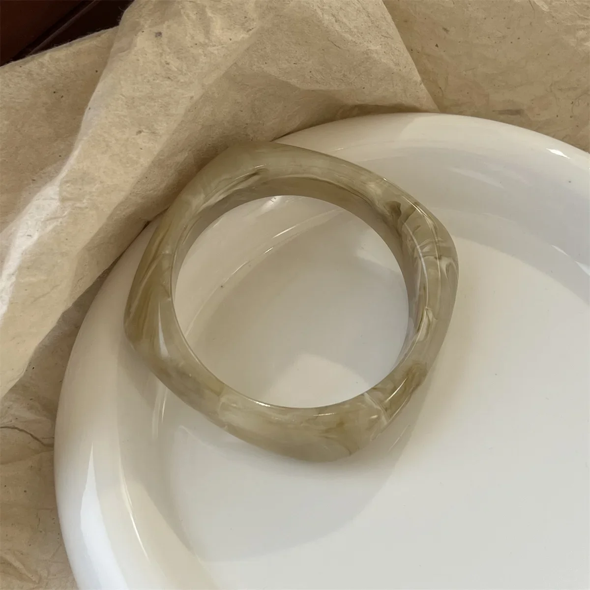 Exaggerated Niche Translucent Crude Thick Texture Bangles Women Retro Design Acrylic Charm Bracelet Ladies Fashion Jewelry