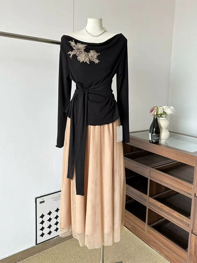 

Корейский комплект из топа и юбки с вышивкой, модная женская одежда, короткая юбка с высокой талией, длинный рукав, круглый вырез...