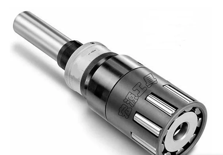 Internal hole rolling and reaming machine uses a floating adjustable rolling tool for reaming
