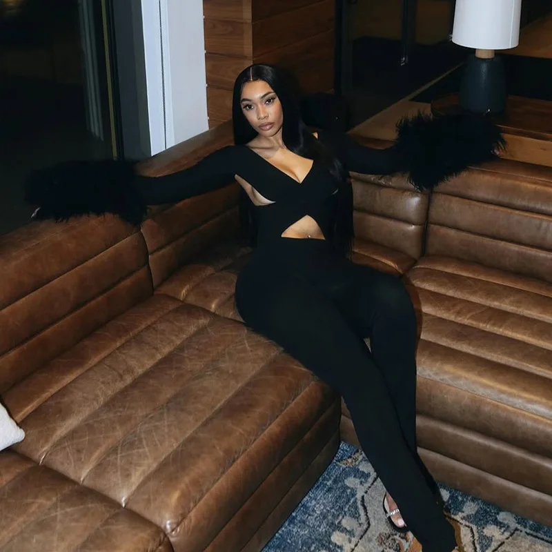 จั๊มสูทเซ็กซี่สำหรับผู้หญิง ดีไซน์ไขว้เว้า แต่งขนเฟอร์ แขนยาว ยืดหยุ่น กระชับ เหมาะสำหรับออกกำลังกายและกิจกรรมต่างๆ