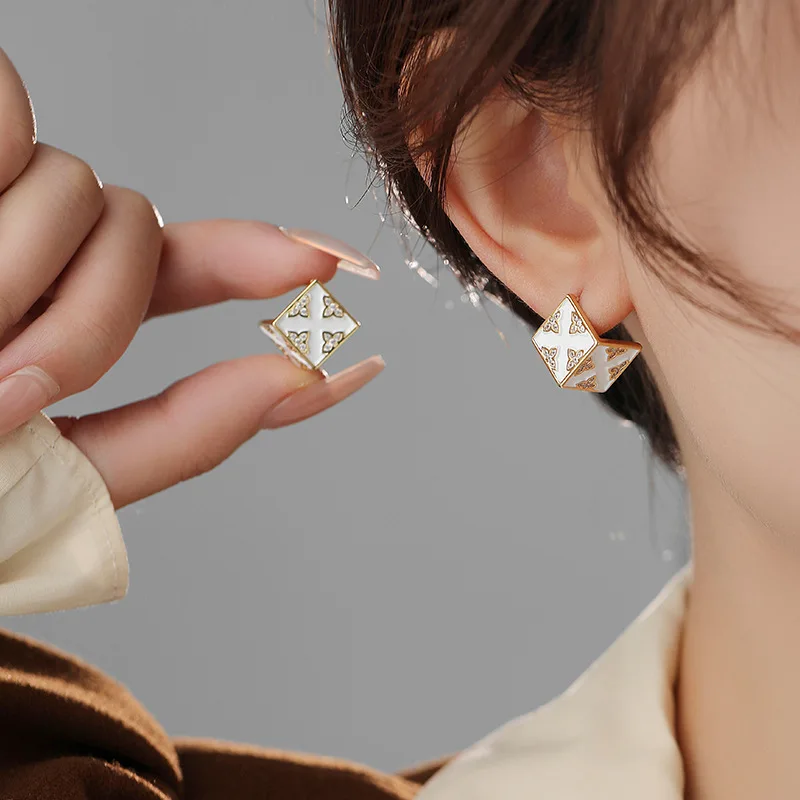 أقراط مشبكية على شكل زهرة بأربع أوراق مع إبرة فضية S925 متخصصة وخفيفة فاخرة ومتطورة وجه رقيق وتنحيف