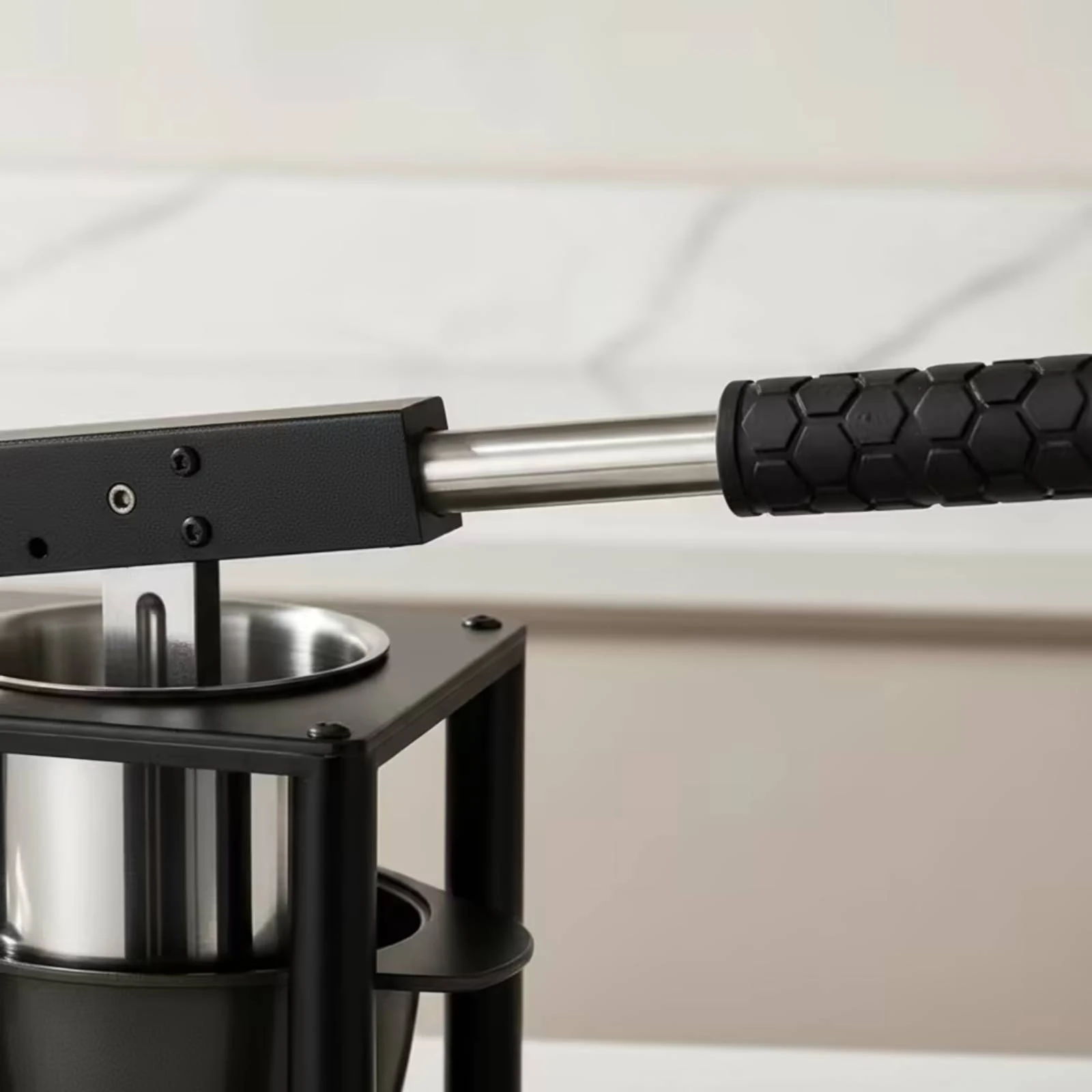 Stainless Steel Press Juicer Easy to Use Manual Juicer with Lever Citrus Press Long-Lasting Mess-Spill-Proof for Juice Lovers